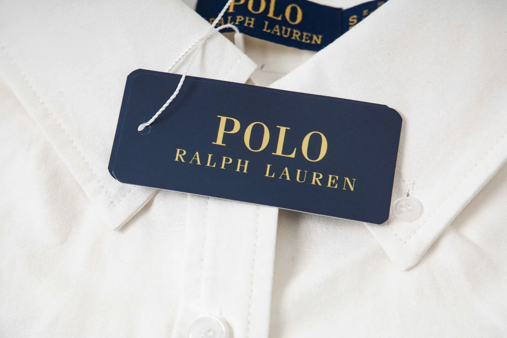 🅿️250 new model number: B141 Ralph Lauren/Ralph Lauren classic small label couple's long-sleeved shirt 1️⃣Made of high-quality fabrics, the upper body is soft and comfortable, extremely delicate, and feels solid, smooth and soft. The fabric has the characteristics of being wrinkle-free and has an invincible feel. The details are perfectly handled! 2️⃣The workmanship details are perfectly controlled. They are all hemmed with vest technology, and the inside of the sleeves are also used. Different from the four-needle and five-thread workmanship, the collars are also all designed with interlining, showing high-end fashion and individuality, and the style is fashionable, simple and elegant! 3️⃣It is very youthful and energetic, and can be easily worn by both men and women. It is very in line with the fashion aesthetic concepts of today's young people! Color: Black, White, Navy Size: S, M, L, XL